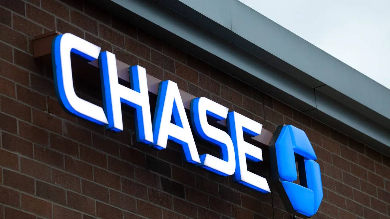Chase is one of the banks that has some of its branches available on Sundays in the United States