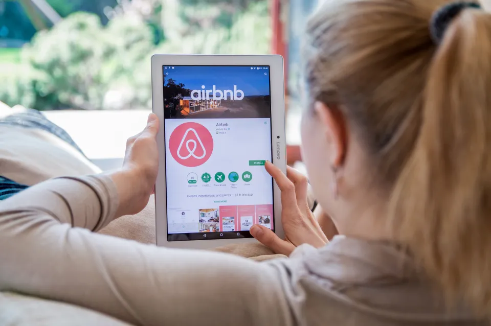 Income gap that exists between Airbnb hostesses and hosts